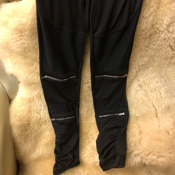 NWOT Trending Black zipper styled yoga like pants - Picture 2 of 6
